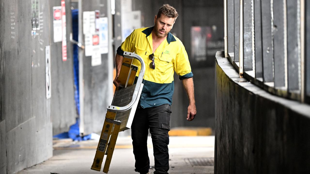 Pro-build’s collapse saw tradesmen picking up equipment off sites. Picture: NCA NewsWire / Dan Peled