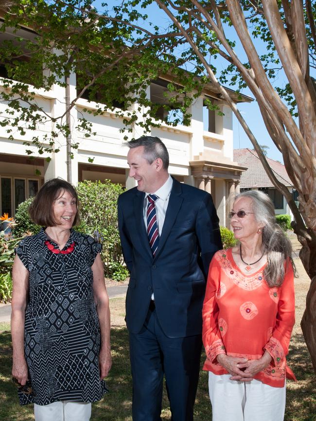 Roy Watts’ descendants Christine Bennett (left) and Dianne Watts (right) discuss the endorsement of the new name with Hurlstone principal Daryl Currie.