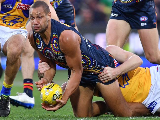 Cameron Ellis-Yolmen of the Crows handballs during the Round 10 AFL match between the Adelaide Crows and the West Coast Eagles at the Adelaide Oval in Adelaide, Saturday, May 25, 2019. (AAP Image/David Mariuz) NO ARCHIVING, EDITORIAL USE ONLY