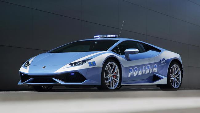 Italian police use a Lamborghini Huracan for high-speed organ transport.