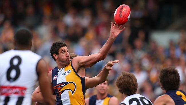 PERTH, AUSTRALIA - AUGUST 10: Dean Cox of the Eagles wins a ruck contest during the round 20 AFL match between the West Coast Eagles and the Collingwood Magpies at Patersons Stadium on August 10, 2014 in Perth, Australia. (Photo by Paul Kane/Getty Images)