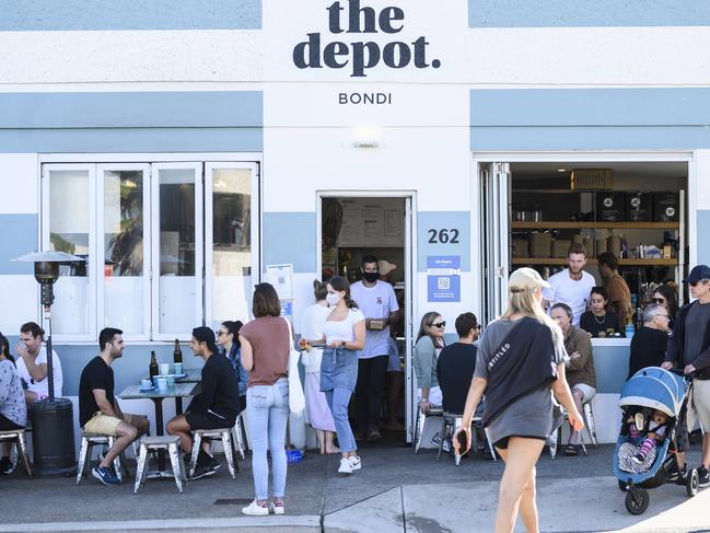 Bondi Cafe staff compiling to COVID safe rules in Sydney. Picture: Darren Leigh Roberts