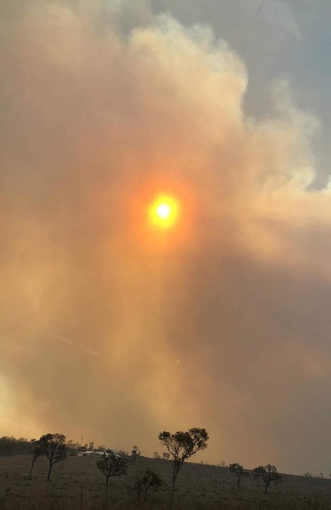 Smoke looms in the sky over Gracemere as a fast-moving bushfir advances. Picture: Supplied