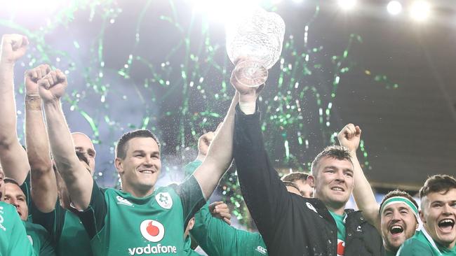 Johnny Sexton and Peter O'Mahony of Ireland celebrate with the Lansdowne Cup.