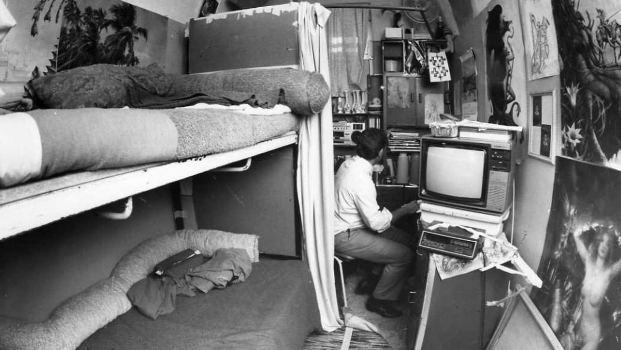 Journalist in the ‘luxury’ jail cell of prisoners Bevan Von Einem and Stephen McBride at Yatala Labour Prison in 1985.