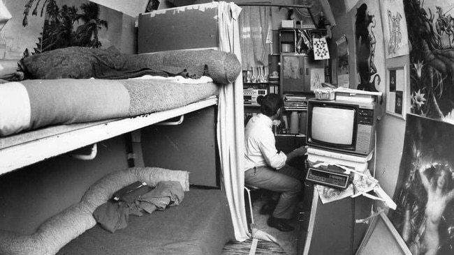 Journalist in the ‘luxury’ jail cell of prisoners Bevan Von Einem and Stephen McBride at Yatala Labour Prison in 1985.