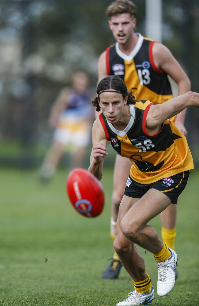 Dandenong Stingray William Hamill hunts the footy. Picture: Valeriu Campan