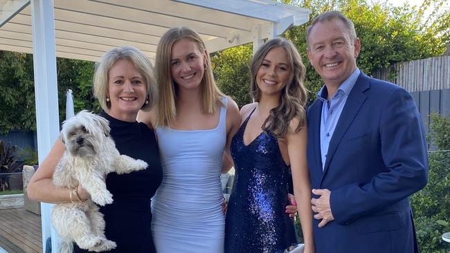 Steve Titmus with his wife Robyn, and daughters Ariarne and Mia.