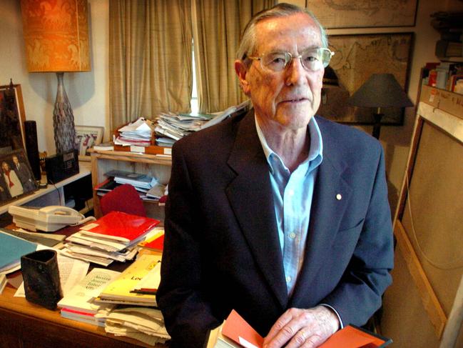 AUST. NEWS: Former ambassador and DFAT head  Richard Woolcott at his Canberra home. 8/8/04. picture: ray strange