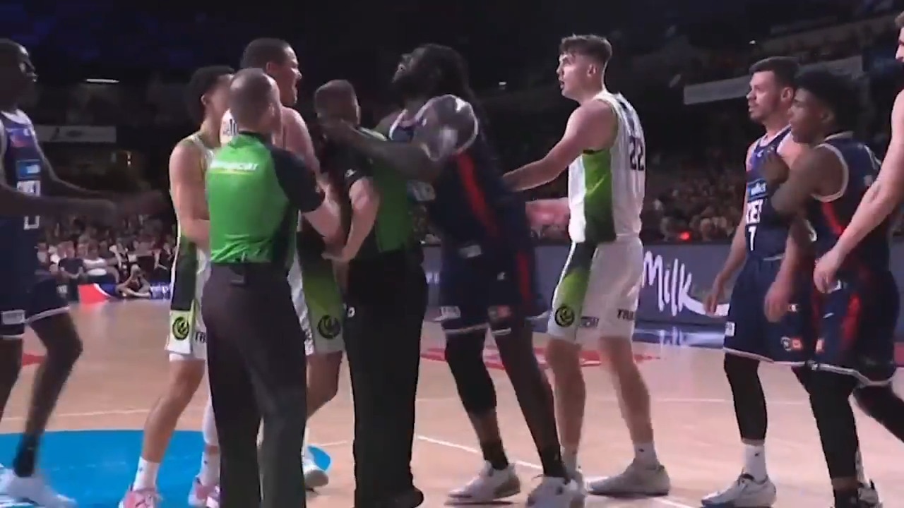 Tensions boil over in NBL as former NBA player makes contact with ref