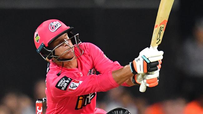 Josh Philippe gets on one knee to steer a ball to the boundary during BBL09.