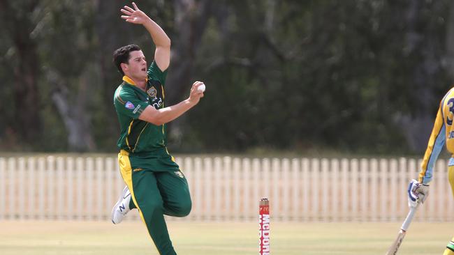 Jason Ralston bowls for Randwick-Petersham at Rosedale Oval in Warwick Farm, November 2019. (AAP IMAGE / Robert Pozo)