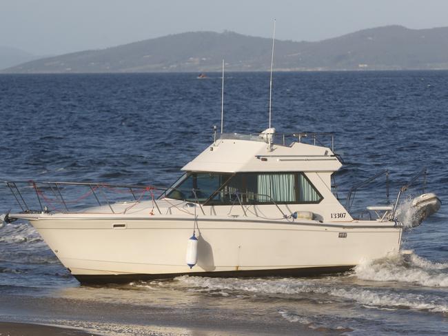 HOBART, AUSTRALIA - NewsWire Photos - 03 OCTOBER, 2024: Boat washed up on Kingston Beach with no one on board. Picture: NewsWire / Nikki Davis-Jones