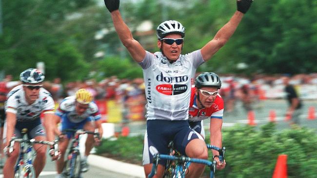 Aussie cycling great Robbie McEwen takes out the 2001 Noosa Criterium.