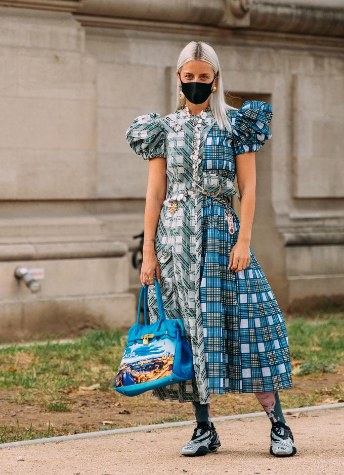 Haute Couture Fall 2021 Street Style: Bella Hadid - STYLE DU MONDE