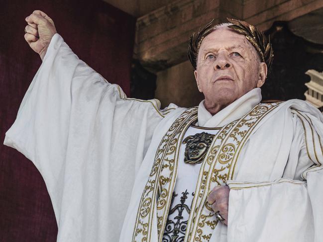 THOSE ABOUT TO DIE -- Episode 101 -- Pictured: Sir Anthony Hopkins as Emperor Vespasian — (Photo by: Matteo Graia/PEACOCK)