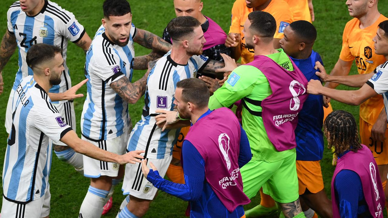 Netherlands and Argentina players clash. (Photo by FRANCK FIFE / AFP)