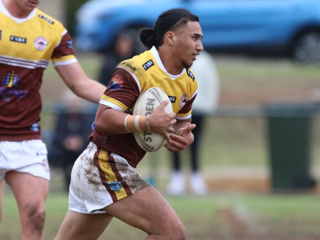 Sean Pokia has a run for Cambridge Park. Picture Warren Gannon Photography