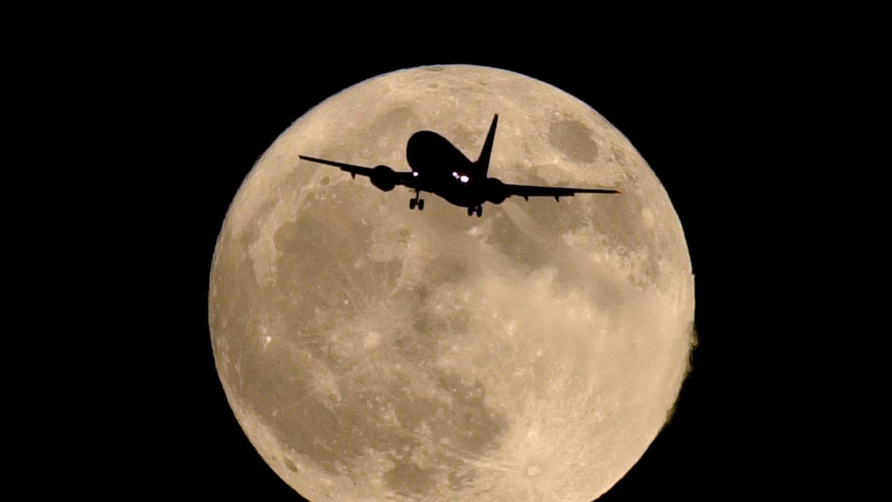 OCTOBER 20, 2002 : Airliner is silhouetted against a full moon in Tempe, Arizona 20/10/92.
Aviation / Aircraft / Plane