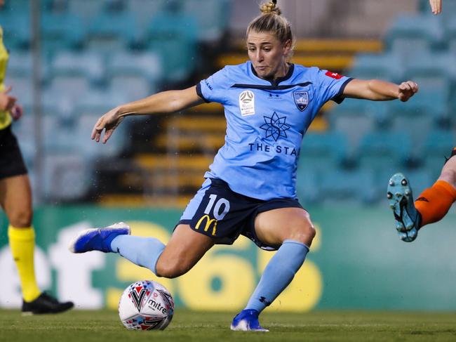 SYDNEY, AUSTRALIA - JANUARY 16: Remy Siemsen of Sydney FC shapes to shoot during the round 10 W-League match between Sydney FC and the Brisbane Roar at Leichhardt Oval on January 16, 2020 in Sydney, Australia. (Photo by David Neilson/Getty Images)