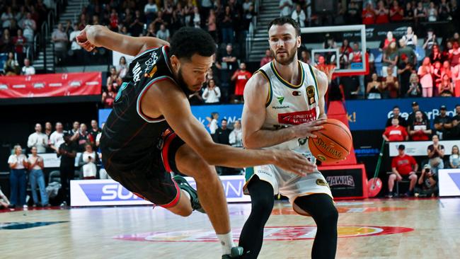 WOLLONGONG, AUSTRALIA - JANUARY 07: Tyler Harvey (L) of the Hawks and Sean Macdonald (R) of the Jackjumpers during the round 15 NBL match between Illawarra Hawks and Tasmania Jackjumpers at WIN Entertainment Centre, on January 07, 2025, in Wollongong, Australia. (Photo by Izhar Khan/Getty Images)