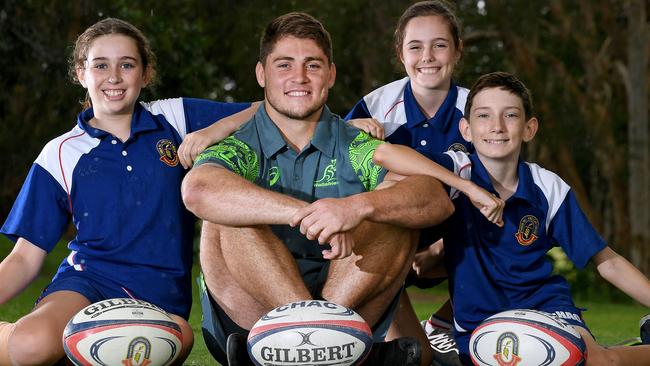 O'Connor with Violet Johnson, Mia Ross and Cooper Pullinger for a Wallabies skills clinic at Cannon Hill Anglican College. Photo: AAP image, John Gass