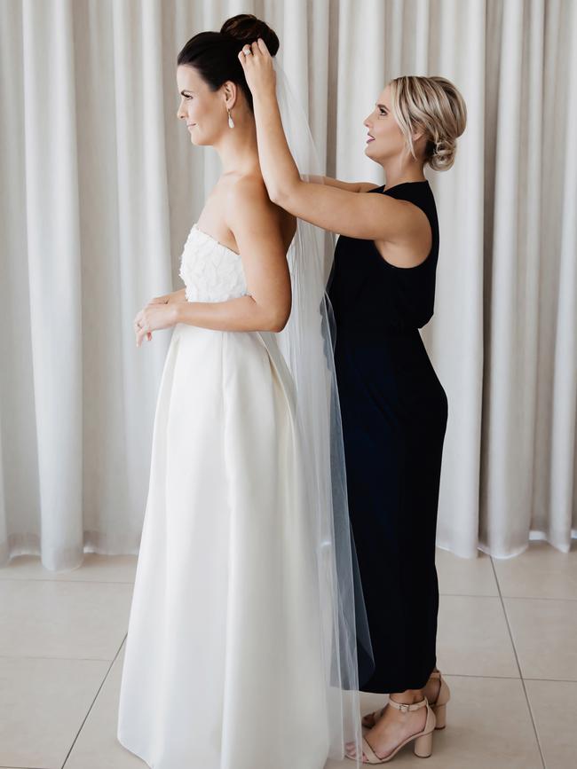 Finishing touches: Kelly Gaffney with bridesmaid, photography: Quince and Mulberry Studios