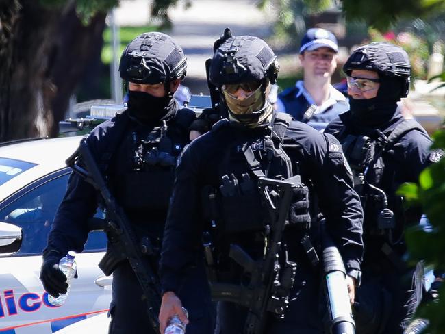 SYDNEY, AUSTRALIA - NewsWire Photos - NOVEMBER 11 2020: Tactical Police are seen are seen on Bonds Street Riverwood where a shooting took place on Methuen street this morning in Sydney Australia. Picture: NCA NewsWire / Gaye Gerard