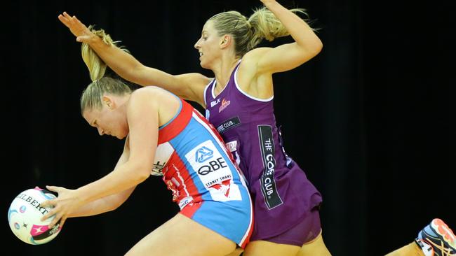 Caitlin Thwaites and Laura Geitz vie for the ball in round five.
