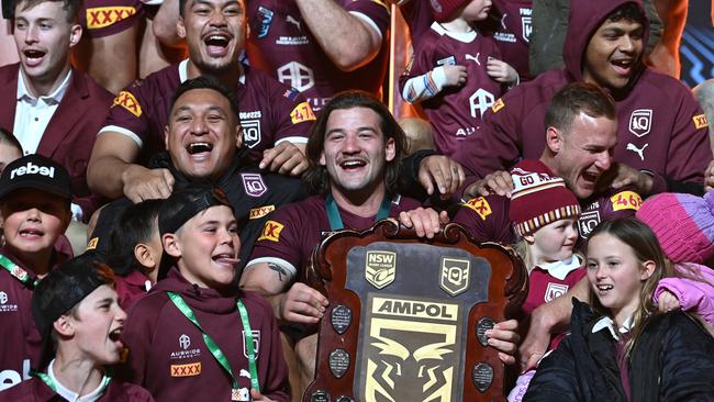 Maroons players celebrate victory with the Origin trophy (Photo by Bradley Kanaris/Getty Images)