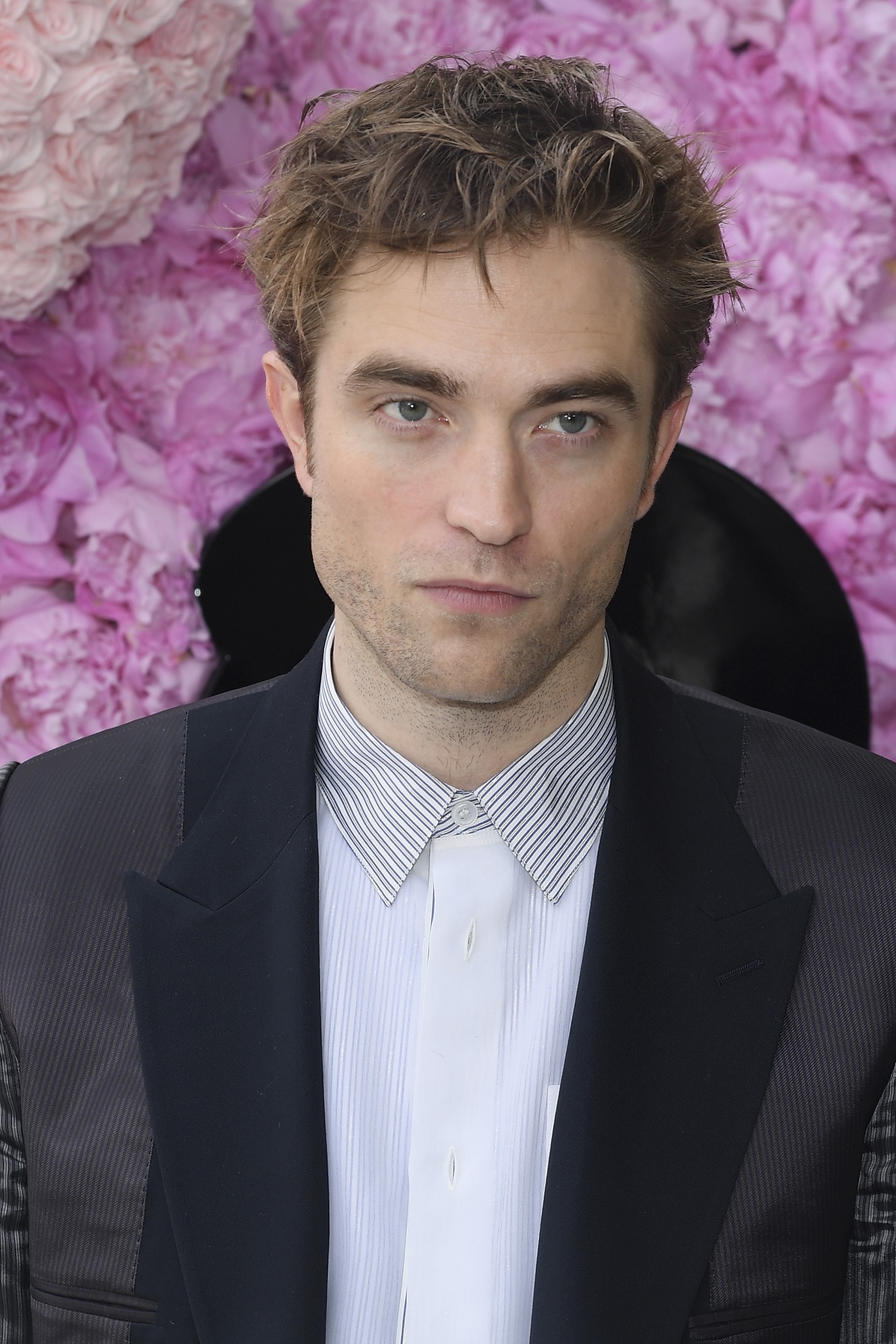 who is dating rob pattinson
