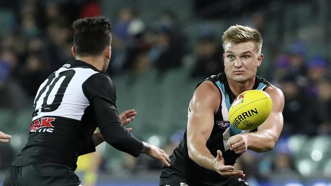 14/06/18 - AFL - Port Adelaide v Western Bulldogs at The Adelaide Oval. Ollie Wines gets his handpass away to Chad Wingard. Picture SARAH REED