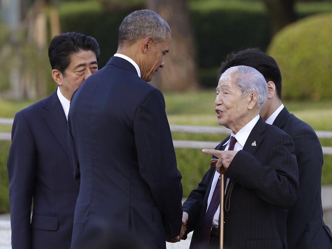 Barack Obama and Japanese Prime Minister Shinzo Abe talk with Sunao Tsuboi, a survivor of the 1945 Atomic Bombing and chairman of the Hiroshima Prefectural Confederation of A-bomb Sufferers Organization.