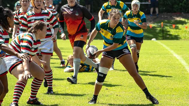 Naomi Tomlinson drawing the defence in and looking to pass. Picture: Chris Lodge