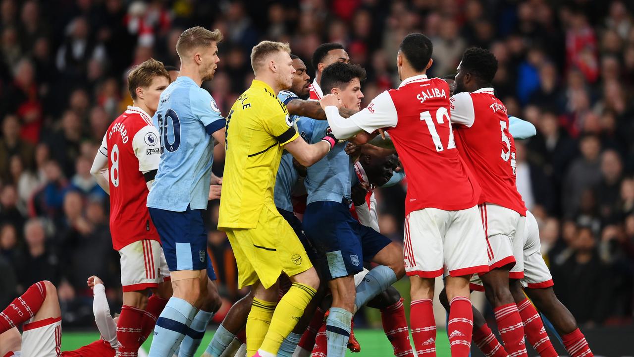 Pemain Arsenal dan Brentford bentrok selama pertandingan Liga Premier di Stadion Emirates (Foto oleh Shaun Botterill / Getty Images)