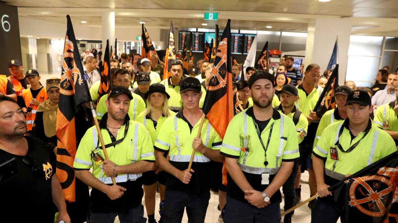 Jetstar workers walk off the job amid pay dispute