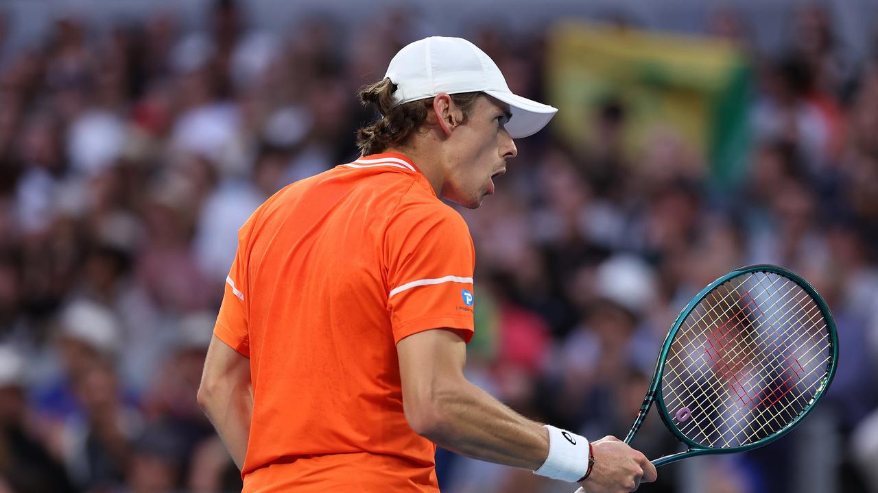 De Minaur surged into the fourth round after a fascinating clash with an Italian qualifier.