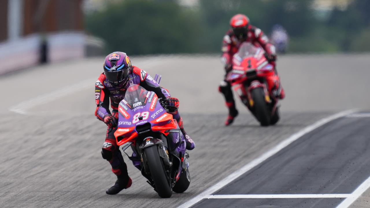 Bagnaia (1) kept the pressure on Martin (89), and the Spaniard squandered a sure-fire victory. (Photo by Jose Breton/Pics Action/NurPhoto via Getty Images)