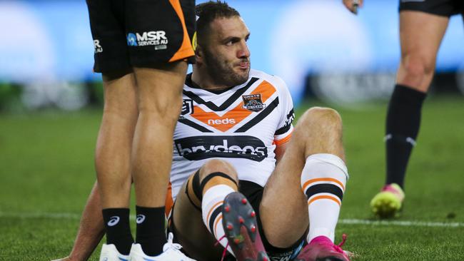 Going out injured wouldn’t be fair on a champion like Farah. Photo: AAP Image/David Neilson