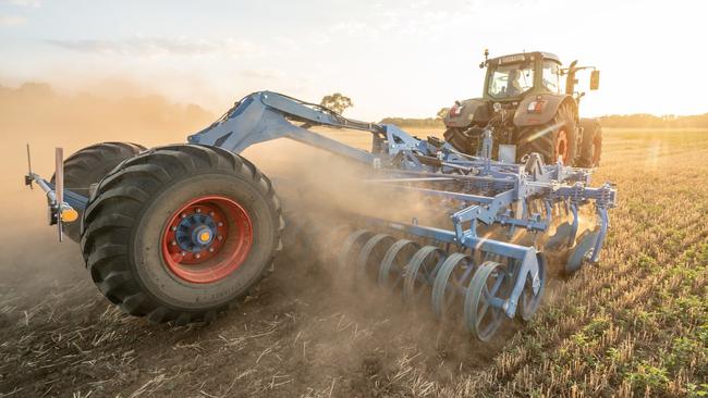 Lemken's new Rubin 10 compact disc harrow delivers better directional stability for reduced fuel consumption.