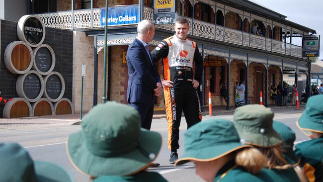 Brodie Kostecki talks to Mannum school children outside of the Pretoria Hotel. Picture: Dylan Hogarth.