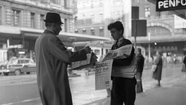 1966: Elizabeth St paperboy selling The Truth and The Herald. Picture: Maggie Diaz/Gwendolen De Lacy/Diaz Collection