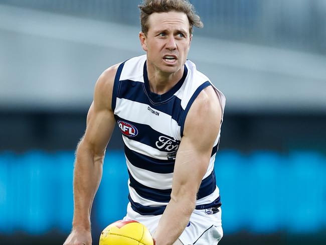 GEELONG, AUSTRALIA - FEBRUARY 25: Mitch Duncan of the Cats in action during the 2025 AFL AAMI Community Series match between the Geelong Cats and the Essendon Bombers at GMHBA Stadium on February 25, 2025 in Geelong, Australia. (Photo by Michael Willson/AFL Photos via Getty Images)