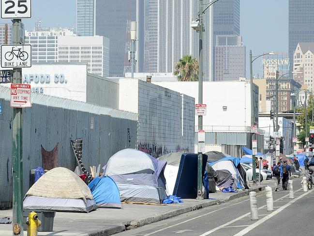 ** UNDER EMBARGO FOR HOUSING STORY ** EXCLUSIVE. Coleman-Rayner, Los Angeles, CA, USA. August, 24, 2023. , Street views of Ã’SkidrowÃ“ in Downtown Los Angeles where many people are homeless and live in tents on the sidewalk below the shadow of downtowns backdrop of skyscrapers., CREDIT MUST READ: Jeff Rayner/Coleman-Rayner, Tel US (001) 310-474-4343 Ã office, www.coleman-rayner.com