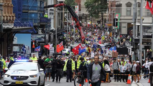 Niektoré ulice CBD v Sydney boli nakrátko uzavreté, keď pochodovali dolu Market Street s políciou NSW na pozore. Obrázok: Tim Hunter