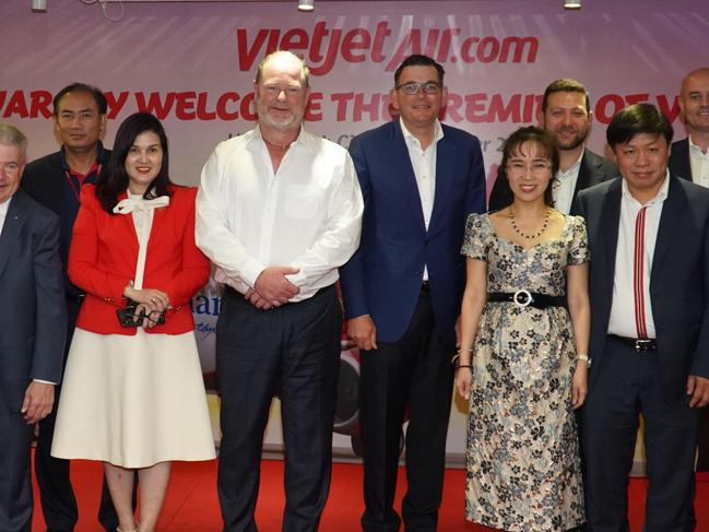 Dan Andrews (6th from right) standing with VietJet President and CEO Nguyen Thi Phuong Thao (5th from right).