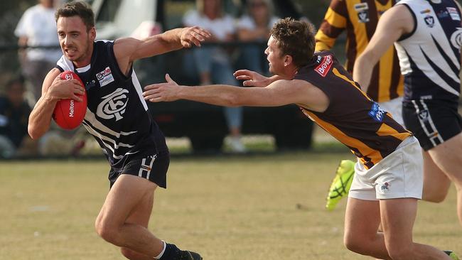 Izayha Speer escapes from Dean Bramley. Picture: Hamish Blair