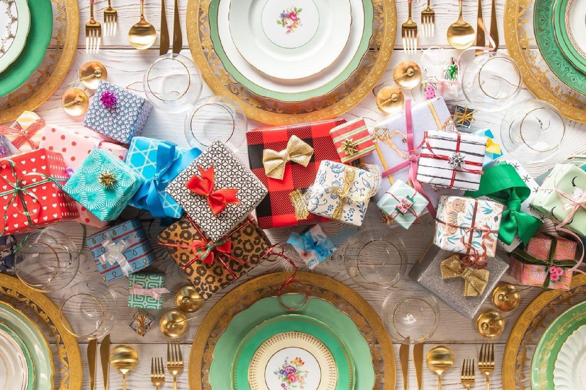 45 Christmas Table Decorations & Place Settings - Holiday Tablescapes