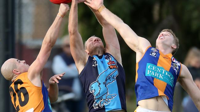 Shaun Knott (centre) in action for Eaglehawk. Picture: Yuri Kouzmin