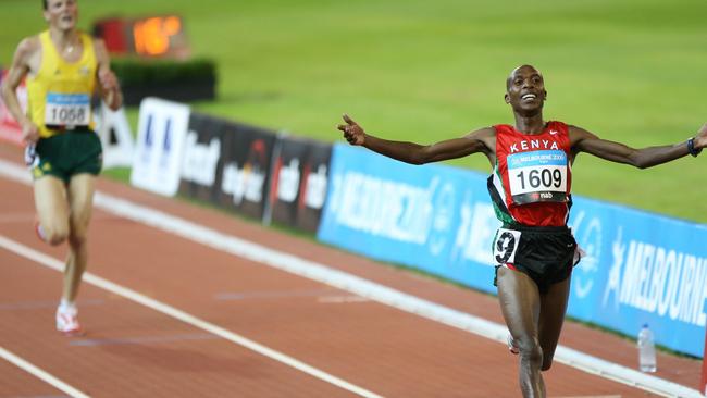 Augustine Choge crosses the line first place ahead of the tiring Craig Mottram.